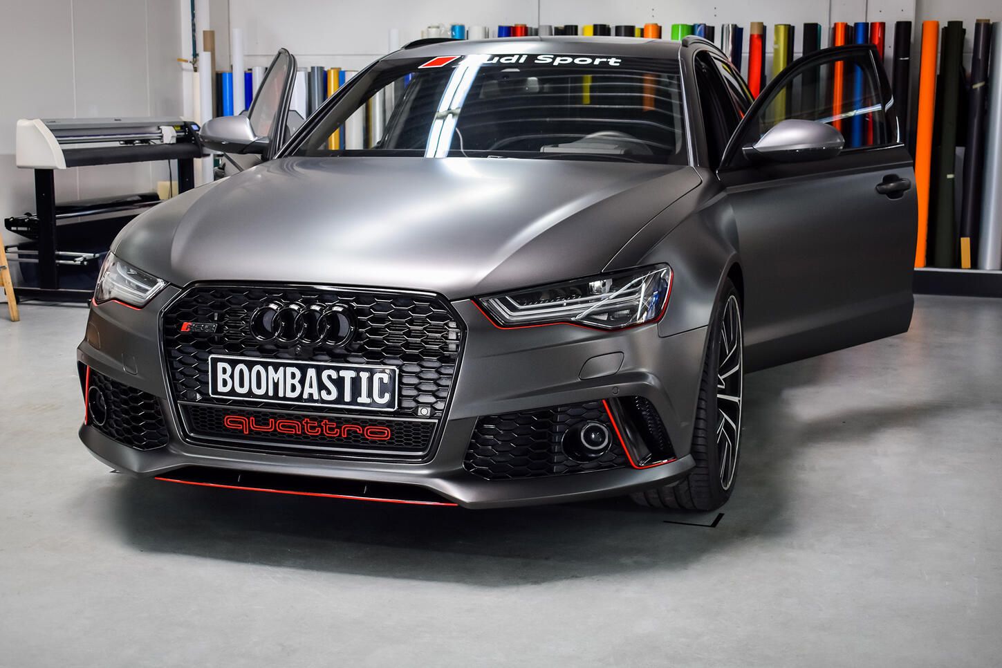 Grauer Audi von vorne