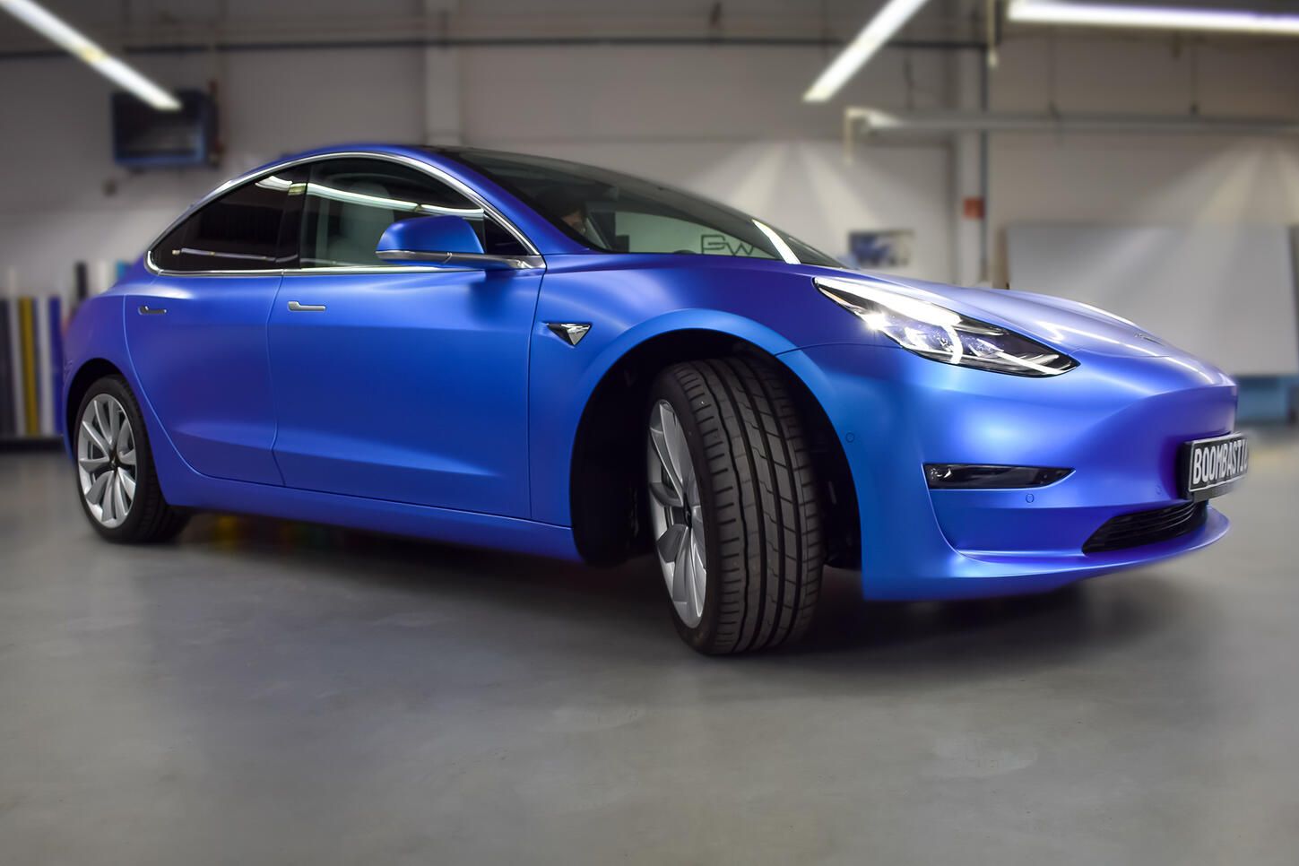 Blauer Tesla