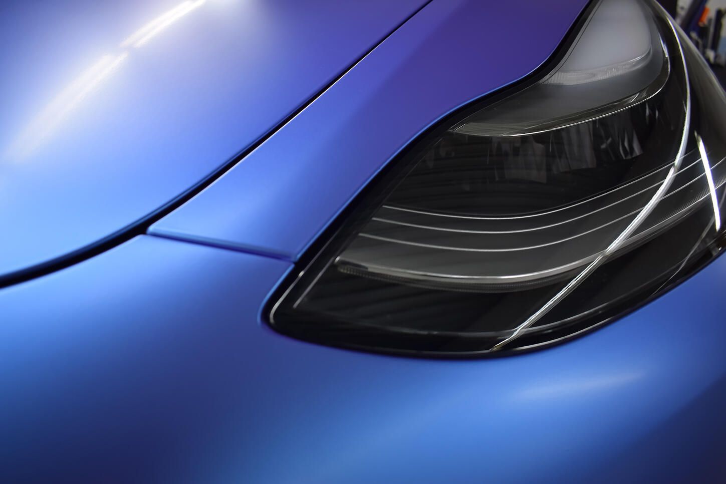 Blauer Tesla