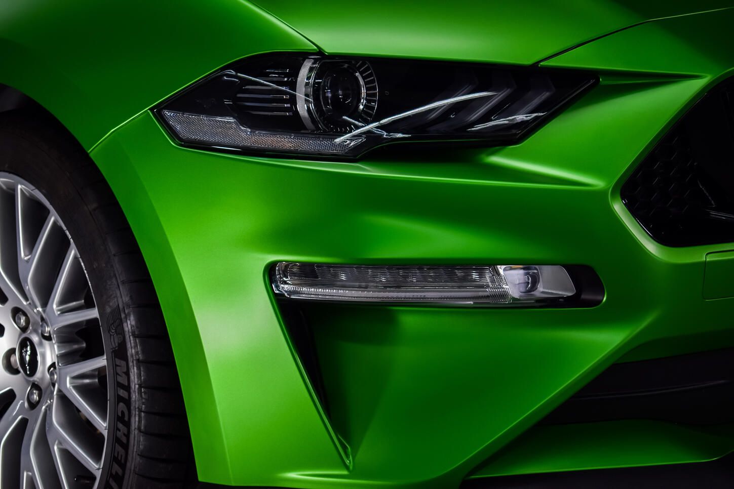 Grüner Ford Mustang