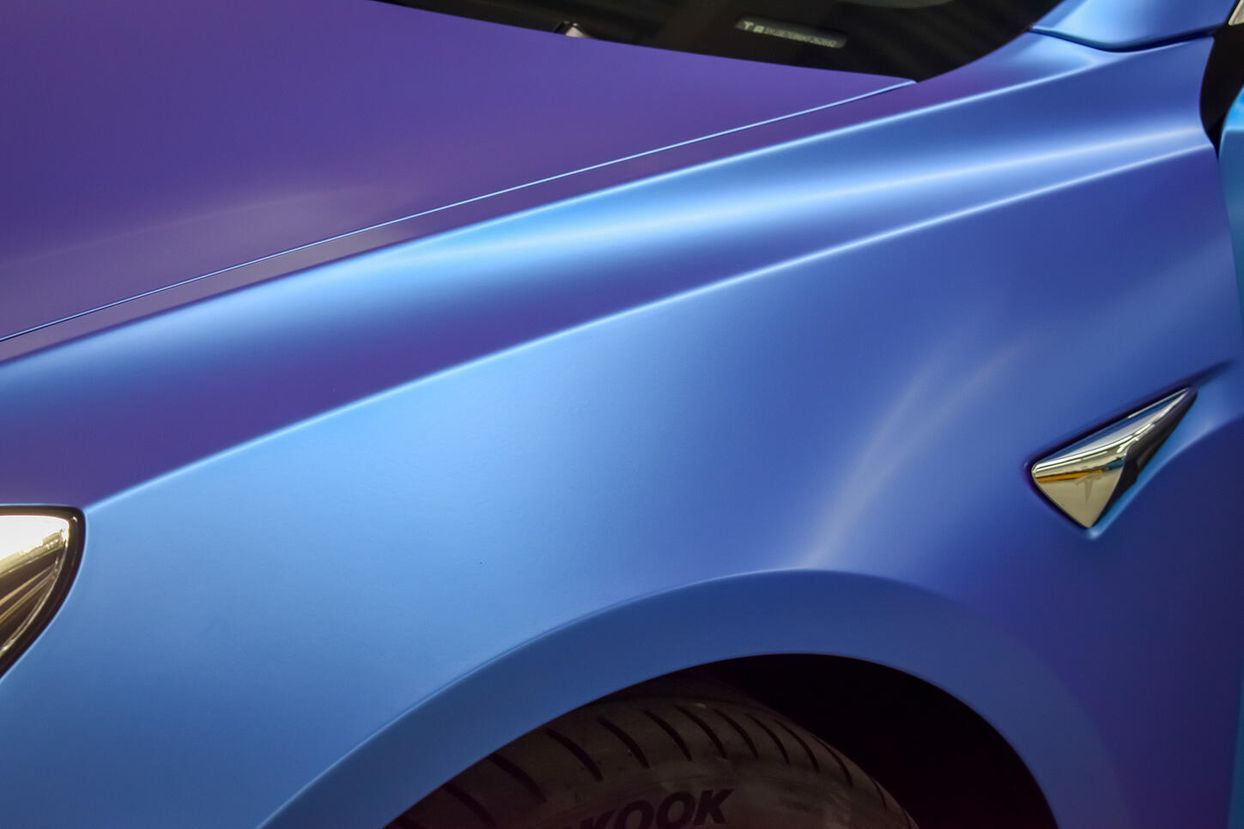 Blauer Tesla